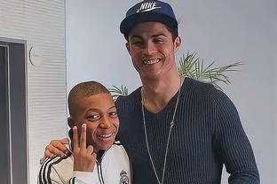 ?C罗在家和儿子踢球，小儿子身穿姆巴佩巴黎球衣
